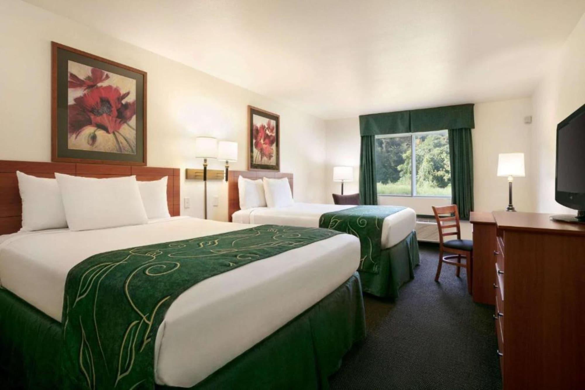 Travelodge By Wyndham Livonia Exterior photo