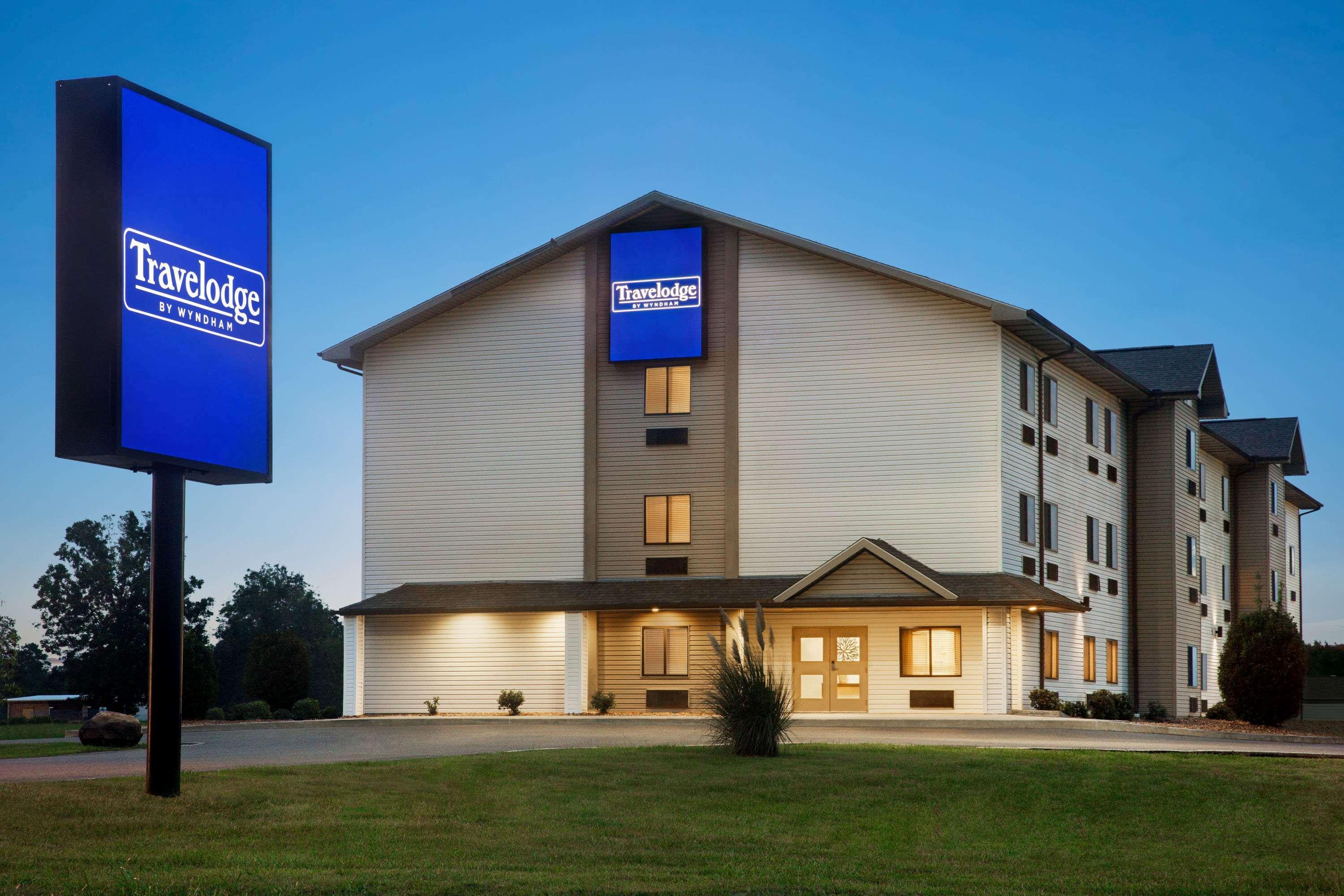 Travelodge By Wyndham Livonia Exterior photo