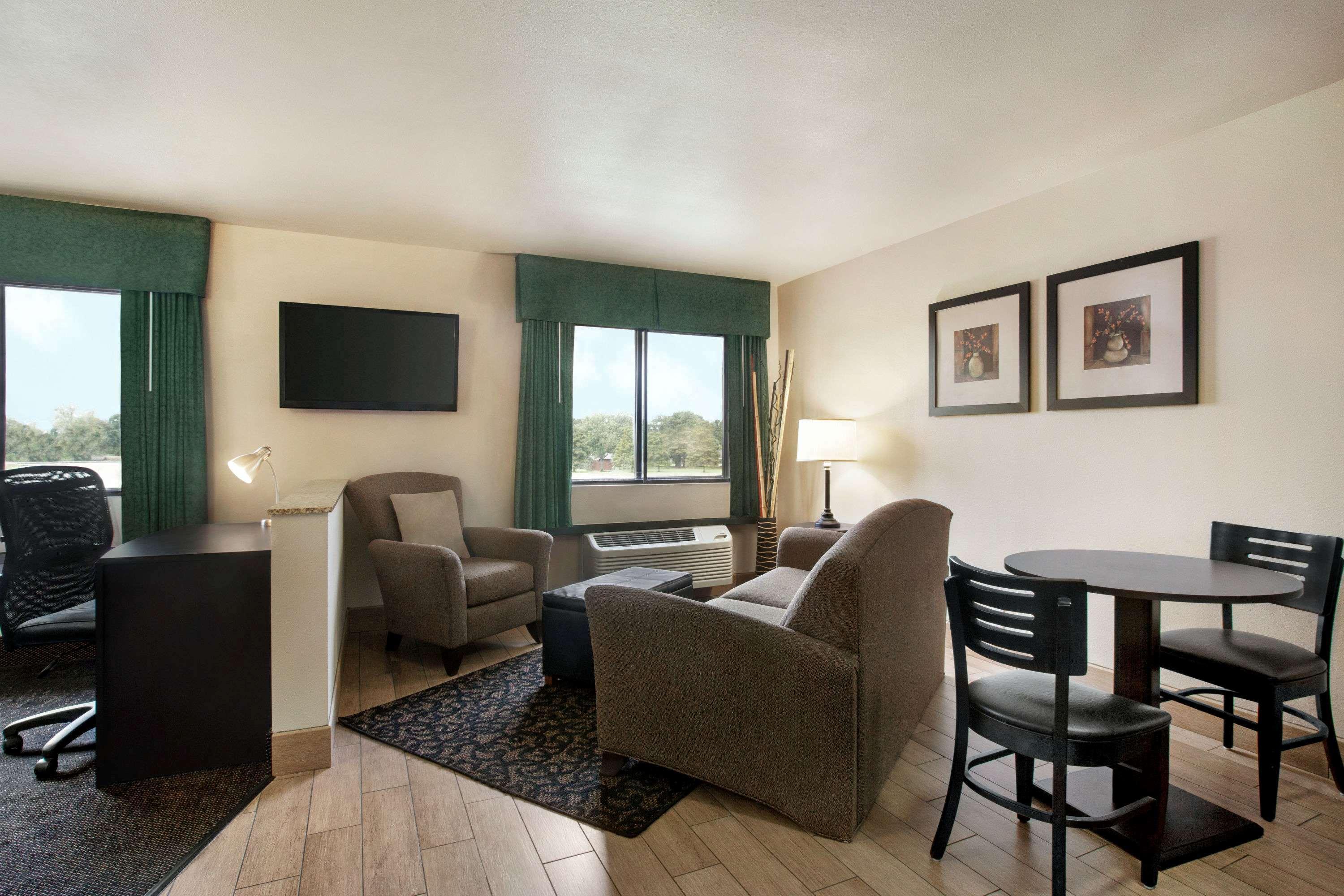 Travelodge By Wyndham Livonia Exterior photo