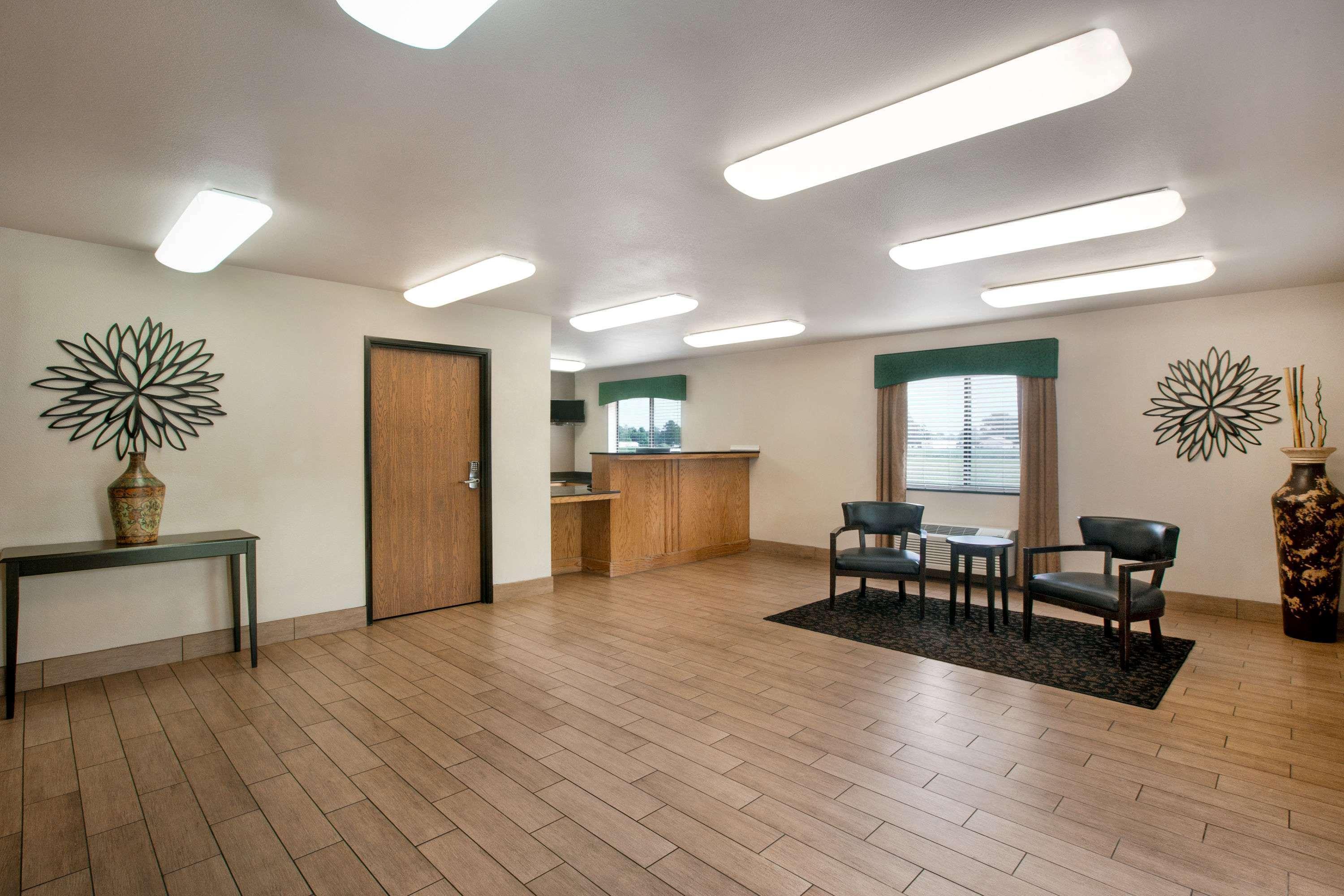 Travelodge By Wyndham Livonia Exterior photo