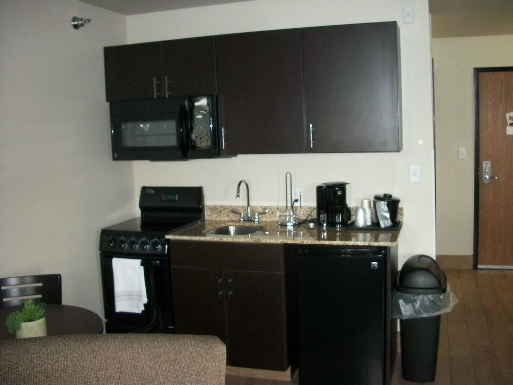 Travelodge By Wyndham Livonia Exterior photo